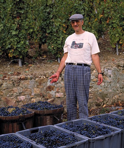 Marcel Guigal with Syrah grapes from his vineyards   on the Cte Blonde of the Cte Rtie at Ampuis   Rhne France  Cte Rtie