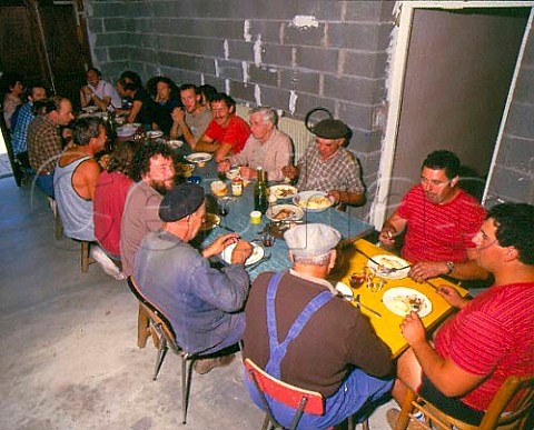 Harvest lunch for pickers of Roger Joubert   Brouilly Rhne France    Cte de Brouilly  Beaujolais
