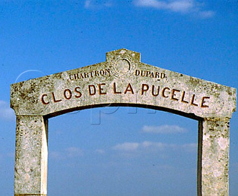 Stone arch over entrance to Clos de la Pucelle   vineyard PulignyMontrachet Cte dOr France      Cte de Beaune