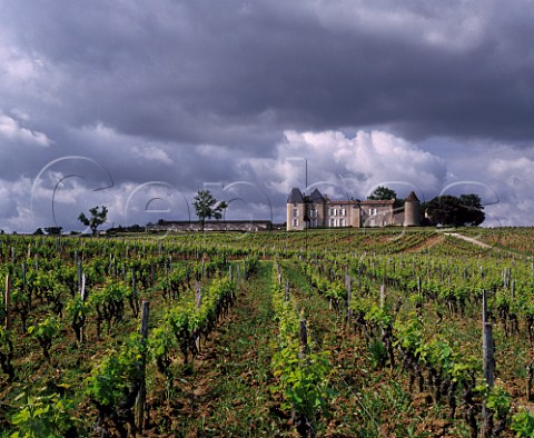Chteau dYquem and chais viewed from its vineyard  Sauternes Gironde France  Sauternes  Bordeaux