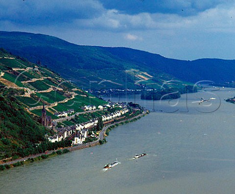Rhine barges head upstream past the town of Lorch   and its vineyards  Germany     Rheingau