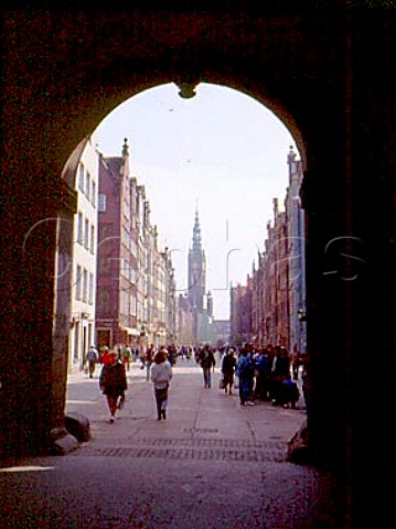 View through the Upland Gate Brama Wyzynna along   Ulica Dluga to the Main Town Hall Gdansk Poland
