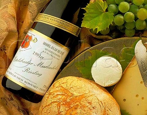 Bread cheese grapes and a bottle of 1991   Eitelsbacher Marienholz Riesling
