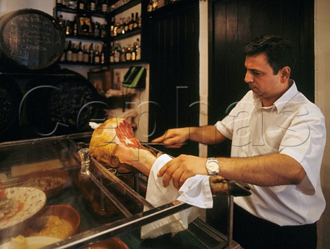 Manuel Valencia carving Serrano ham in   his Tapas bar Bodega la Andana Jerez Andalucia Spain