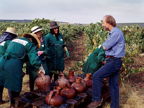 David Baverstock talks to his pickers as they take a   break for water    Herdade do Esporao   Reguengos de Monsaraz Portugal   Alentejo