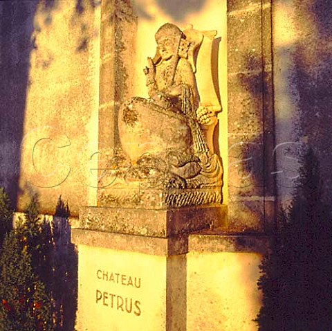 Statue in wall of Chteau Ptrus Pomerol Gironde   France  Pomerol
