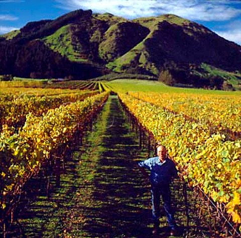 Paul Tietjen in Tietjen Vineyard of TW Wines   Gisborne New Zealand