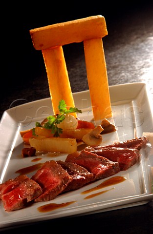 Rare roast beef with vegetables and pommes frites