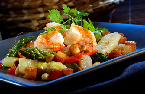 Prawns with white asparagus and croutons