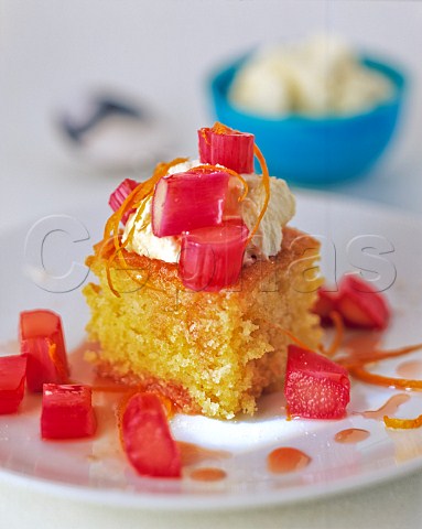 Rhubarb and lemon cake with cream