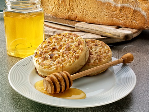Buttered crumpets with honey