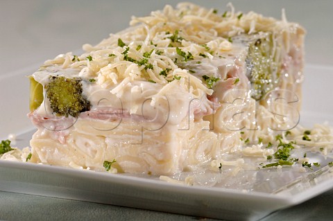 Fish and macaroni cheese with broccoli