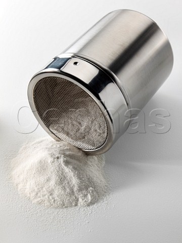 Flour shaker with white selfraising flour