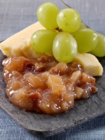Cheddar cheese and grapes with pear and wine chutney