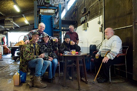 Workers at Wilkins Cider relax and enjoy a glass of cider with Roger Wilkins  Landsend Farm Mudgley Wedmore Somerset England