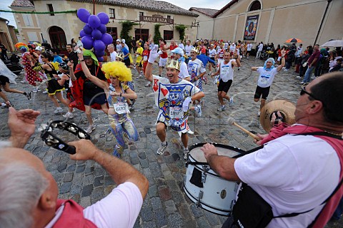 Band playing to runners in the town square Bages during the Marathon du Mdoc  Pauillac Gironde France   Pauillac  Bordeaux