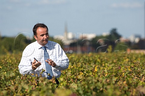 JeanPhilippe Delmas in vineyard of Chteau HautBrion Pessac Gironde France  PessacLognan  Bordeaux