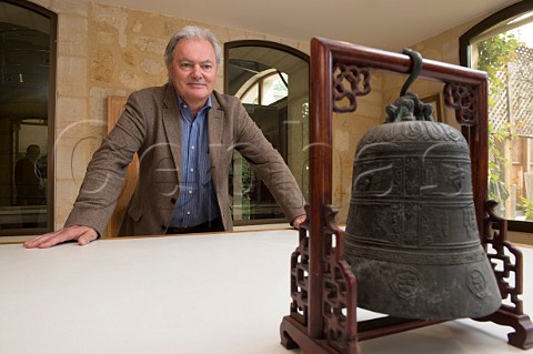 Hubert de Bouard de Laforest and the bell of Chteau Anglus Saintmilion Gironde France   Stmilion  Bordeaux