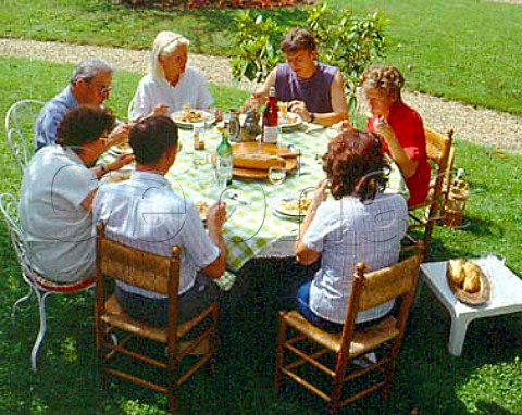 3 generations at lunch in garden France