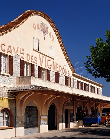 Grenache grapes being unloaded at the Cave des Vignerons of Rasteau Vaucluse FranceCtes du RhneVillages  Rasteau VDN