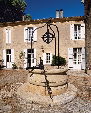 Well in the courtyard of Chteau Coutet Barsac   Gironde France  Sauternes  Bordeaux
