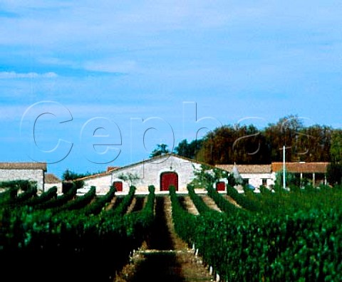 Chai of Chteau la Jaubertie viewed over Cabernet Sauvignon vineyard   Colombier Dordogne France   ACs Bergerac  Monbazillac