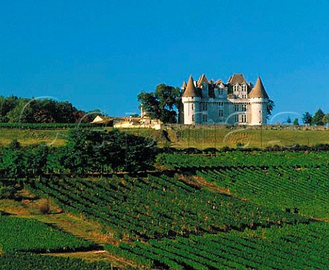 Chteau de Monbazillac above the surrounding   vineyards Dordogne France   Monbazillac  Bergerac