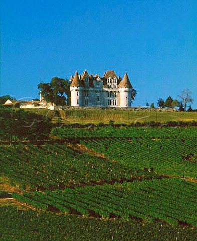 Chteau de Monbazillac above the surrounding   vineyards Dordogne France    Monbazillac  Bergerac