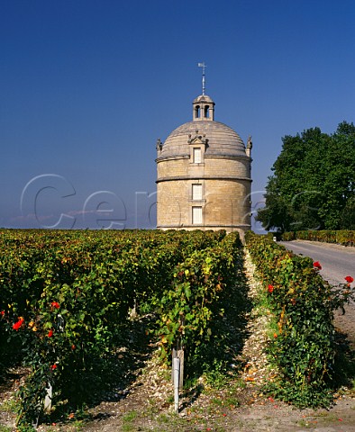 The pigeonnier in vineyard of Chteau Latour Pauillac Gironde  France   Mdoc  Bordeaux