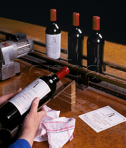 Hand labelling bottles of 1949 Chteau   Latour Pauillac Gironde France  Mdoc  Bordeaux