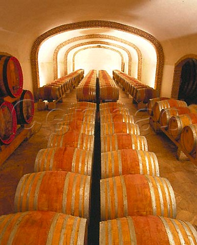 Barriques and botti in the cellars of Fattoria diFelsina Castelnuovo Berardenga Tuscany Thebarriques hold Fontalloro a vdt Sangiovese andtheir top Chianti Classico Riserva Vigneto RanciaThe owner is Giuseppe Mazzocolin and the winemaker isFranco Bernabei