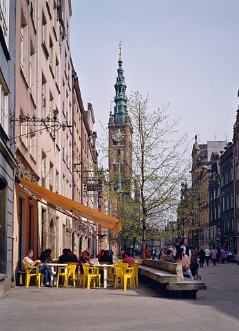 Pavement caf in Ulica Dluga with the tower of the   Main Town Hall beyond Gdansk Poland