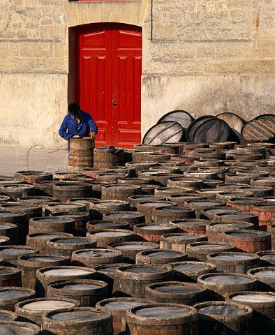 Repairing comportones in courtyard of Bodegas Lopez   de Heredia to be ready for the harvest    Haro La Rioja Spain    Rioja