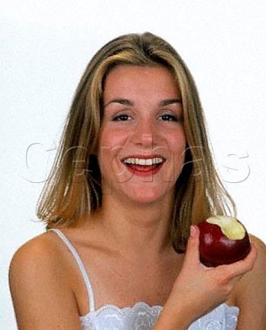 18year old girl eating an apple
