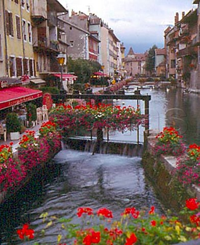 Sluice gate in the Canal du Thiou in the center of   Annecy near Geneva  HauteSavoie France   RhneAlpes