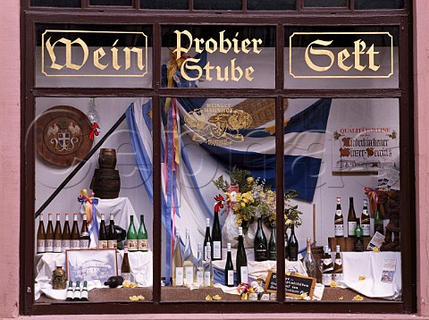 Wine and Sekt in shop window Deidesheim Pfalz    Mittelhaardt Deutsche Weinstrasse