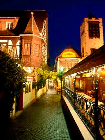 The Drosselgasse a narrow street of wine bars and   taverns in Rdesheim Germany      Rheingau