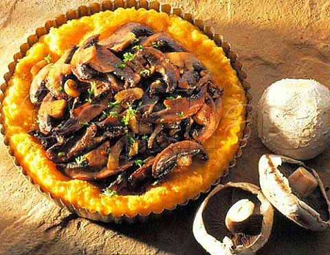 Polenta flan filled with mushrooms