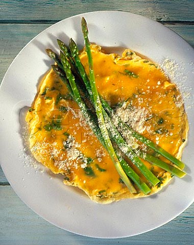Omelette with asparagus and grated parmesan