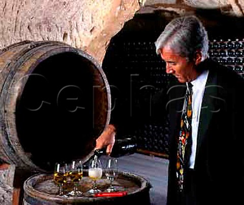 Jacques Pters died 2021 pouring a bottle of   justdisgorged 1953  Champagne Veuve Clicquot Ponsardin   Reims Marne France