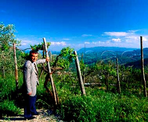 Angelo Pizzi enologist of Cantina del Taburno in   small vineyard near Foglianise Campania Italy     Aglianico del Taburno DOC