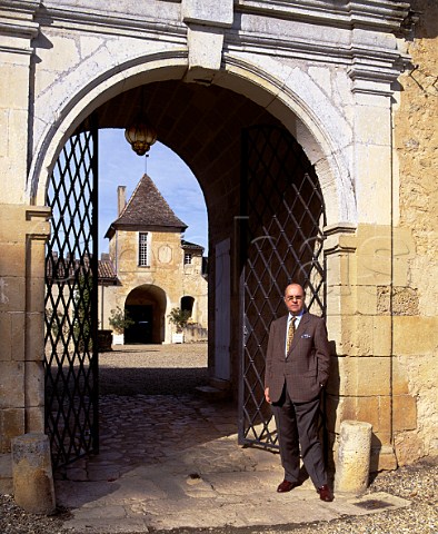 Comte Alexandre de LurSaluces died 2023 at the entrance to the courtyard of Chteau dYquem Sauternes Gironde France  Sauternes  Bordeaux