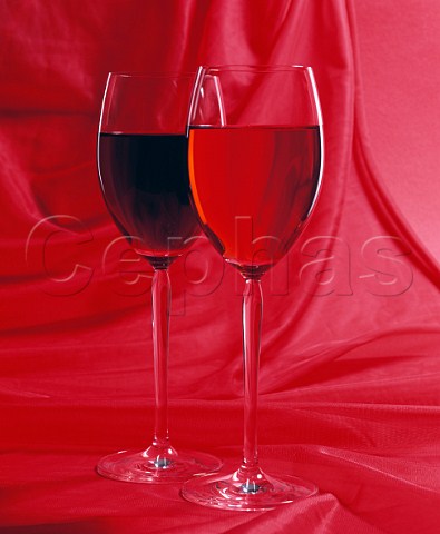 Glasses of ros and red wine