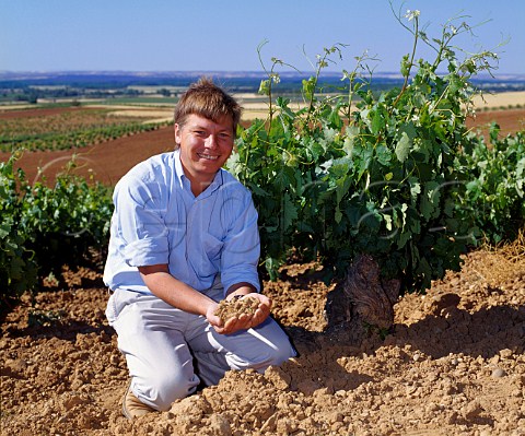 Peter Sisseck with a handful of the light soil in   one of the 60 yearold Tinto Fino vineyards of   Dominio de Pingus La Horra   Castilla y Len Spain Ribera del Duero