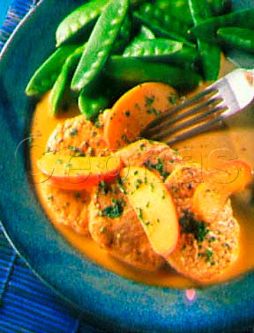 Pork medallions with peaches and mange tout