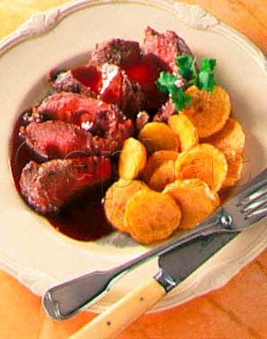 Roast beef in red wine sauce with sauted potatoes