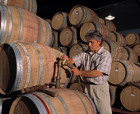 Ken Wright racking his Pinot Noir  Ken Wright Cellars Carlton Oregon USA   Willamette Valley AVA