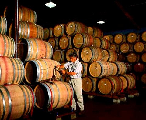 Ken Wright racking his Pinot Noir  Ken Wright Cellars Carlton Oregon USA   Willamette Valley AVA