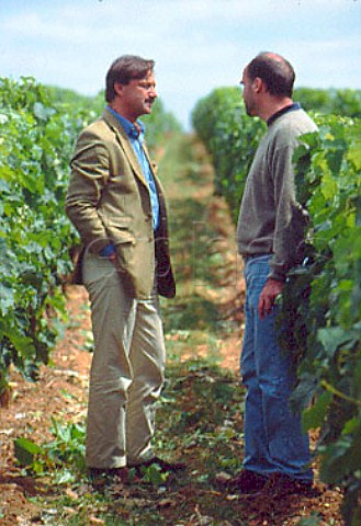 Stephan von Neipperg and JeanPatrick   Meyrignac in vineyard of Chteau   dAiguilhe StPhilippedAiguille  Gironde France  Ctes de Castillon    Bordeaux