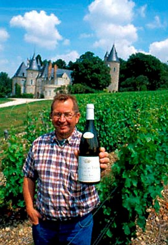 Pierre Fort former vineyard manager with   bottle of PouillyFum in vineyard at   Chteau de Tracy TracysurLoire   Nivre France